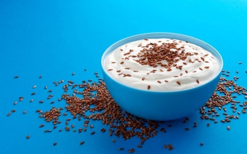 Yoğurtlu Keten Tohumu: Faydaları, Tüketim Zamanı ve Diyetle Kullanımı